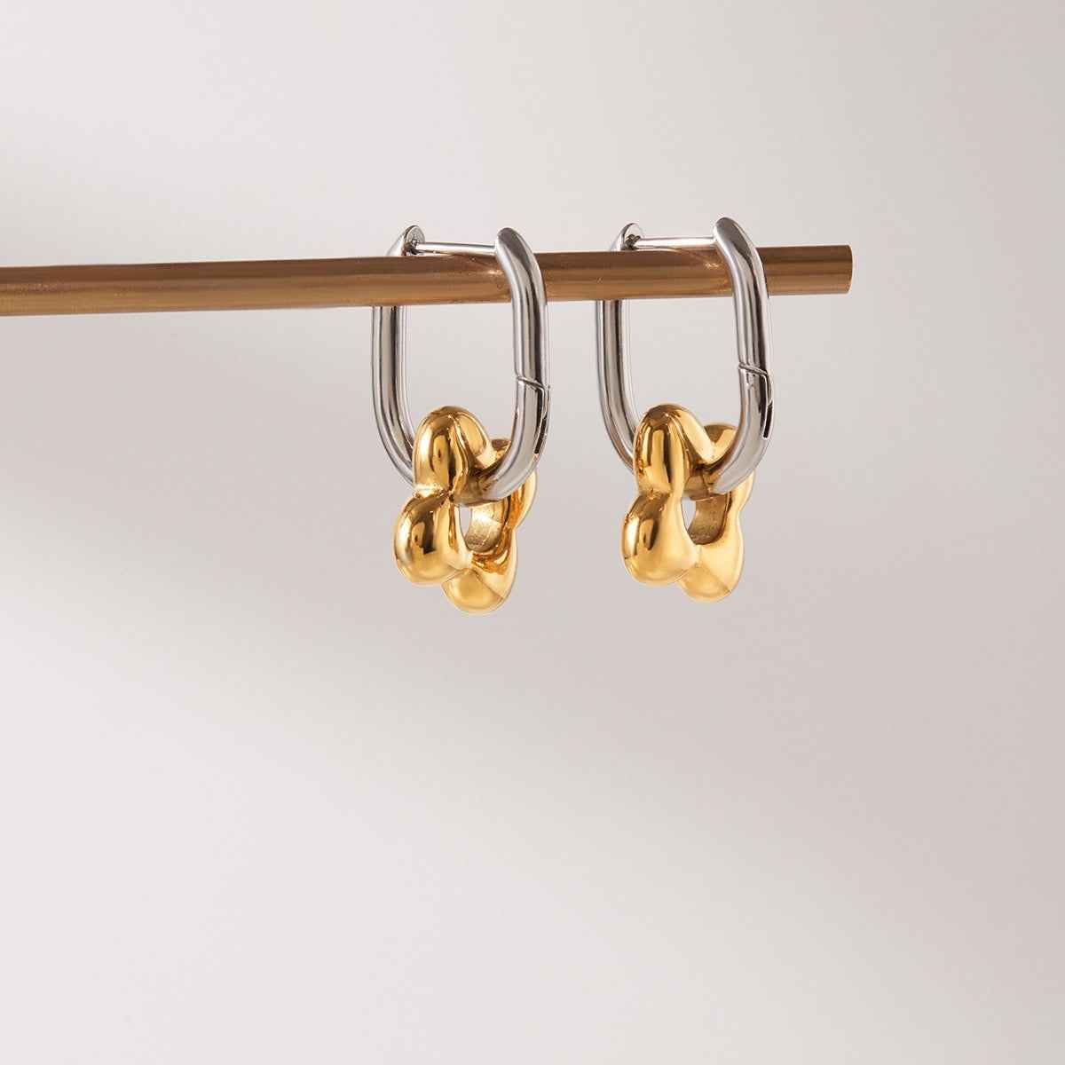 18K gold lightweight luxury high-end flower hoop earrings